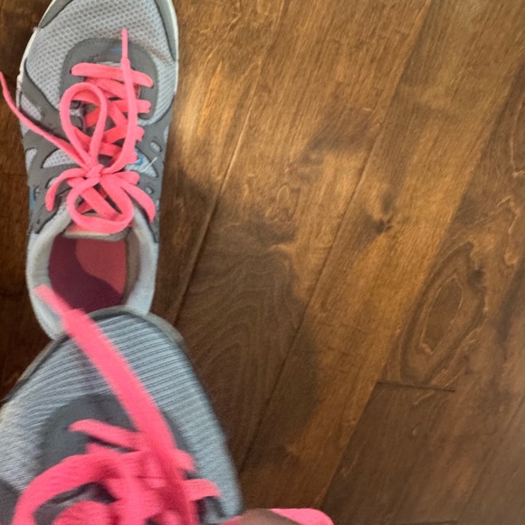 Women’s Nike shoes size 8 - Picture 6 of 6